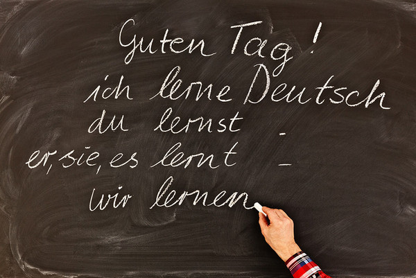 Eine Tafel mit der Aufschrift ''Ich lerne Deutsch''