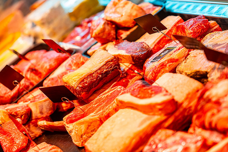 Auslage Edles Fleisch GbR auf dem Wochenmarkt an der Pauluskirche