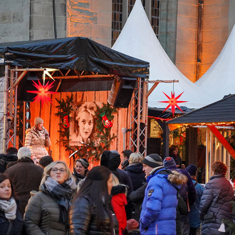 Bühne auf dem Weihnachtsmarkt an der Pauluskirche
