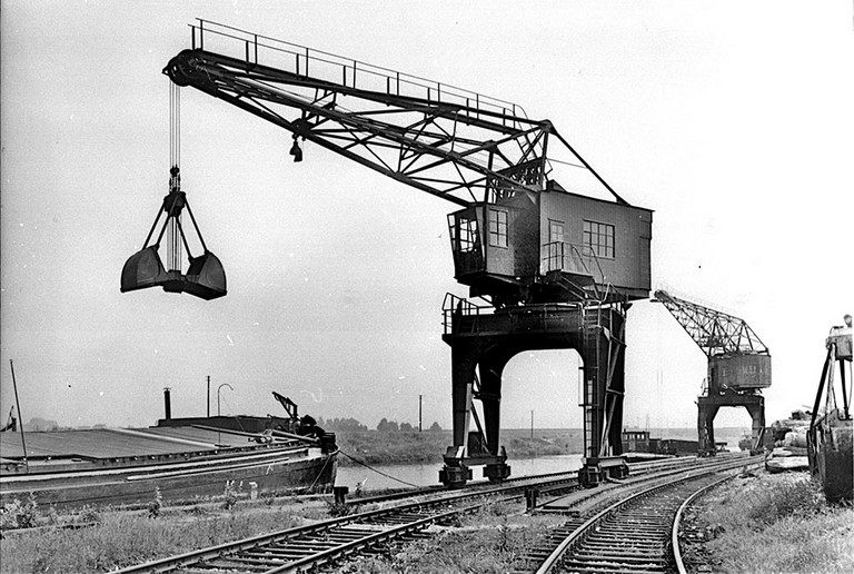 Krane zur Massengutverladung im Hafen, um 1935 