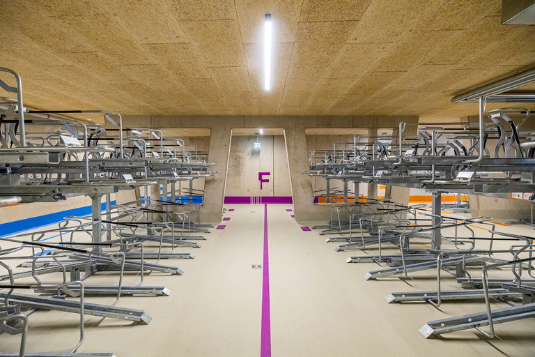 Innenansicht des Fahrradparkhauses an der Stadthausstra&szlig;e 