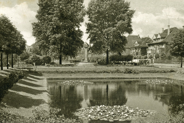 Blick über den Seerosenteich zum Bärenbrunnen, um 1930