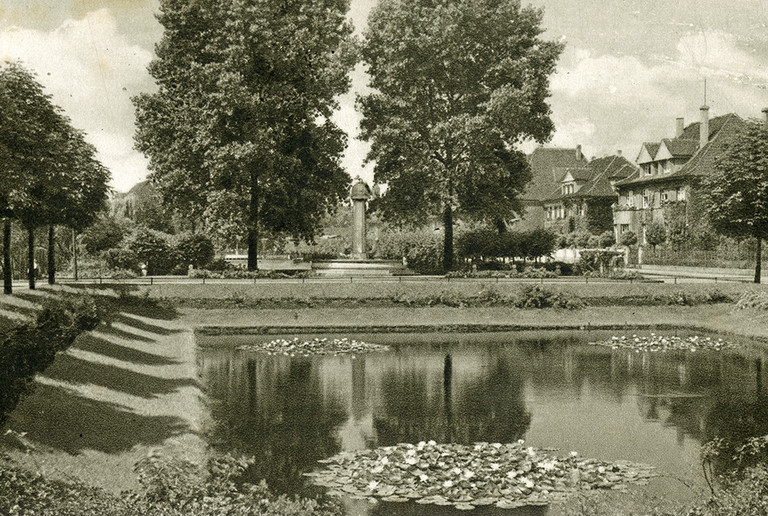 Blick über den Seerosenteich zum Bärenbrunnen, um 1930 Blick über den Seerosenteich zum Bärenbrunnen, um 1930