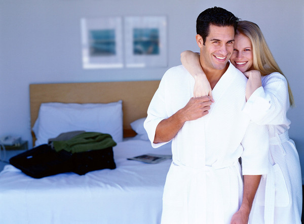 glückliches Paar in einem Hotelzimmer