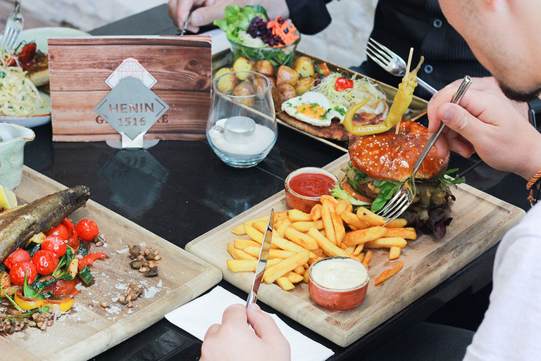 Burger und Pommes im Brauhaus Henin