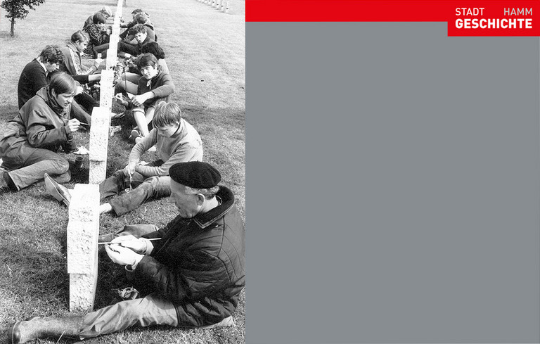 Kriegsgräberpﬂege auf dem Friedhof von Andilly durch Auszubildende der Stadt Hamm, 1960er-Jahre 