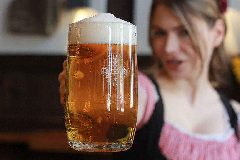 Frau mit einem Humpen Bier