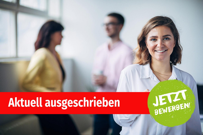Eine Frau mit einer Kaffeetasse in der Hand
Eine Frau mit einer Kaffeetasse in der Hand