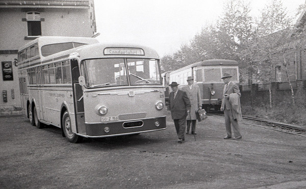 Passagiere an eine Reisebus am Bahnhof Rhynern-West
