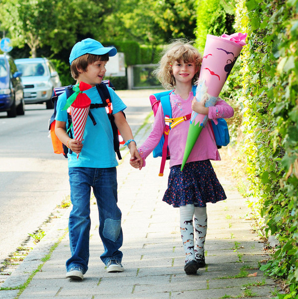 Fotolia 34149264 zwei Kinder auf dem Weg zur Schule