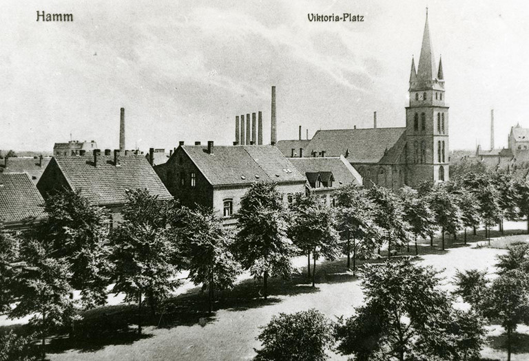 Viktoriaplatz um 1910, im Hintergrund rechts die Josefskirche Der Viktoriaplatz um 1910
