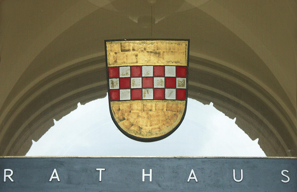 Wappen der Stadt Hamm über dem Rathaus-Eingang