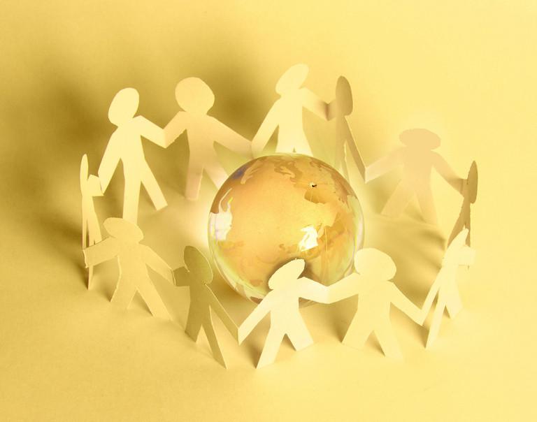 gelbfarbene Schnittm&auml;nnchen-Gruppe bildet einen Kreis um eine Kugel