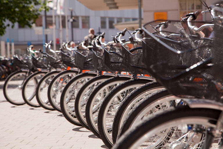 eine Reihe parkender Fahrräder am Bahnhof eine Reihe parkender Fahrräder am Bahnhof