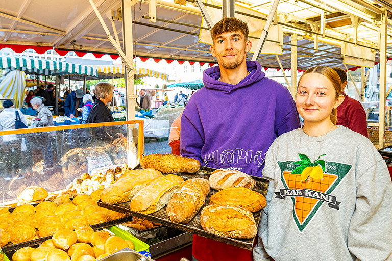 Das Team der Marktb&auml;ckerei Bogdanski auf dem Wochenmarkt an der Pauluskirche