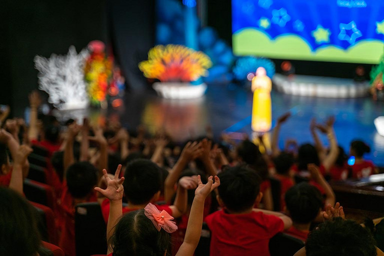 Kinder schauen eine Theateraufführung an.
