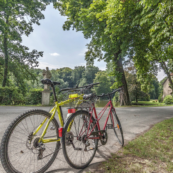 Zwei Fahrräder stehen in der Nähe des Herrenhauses Ermelinghoff