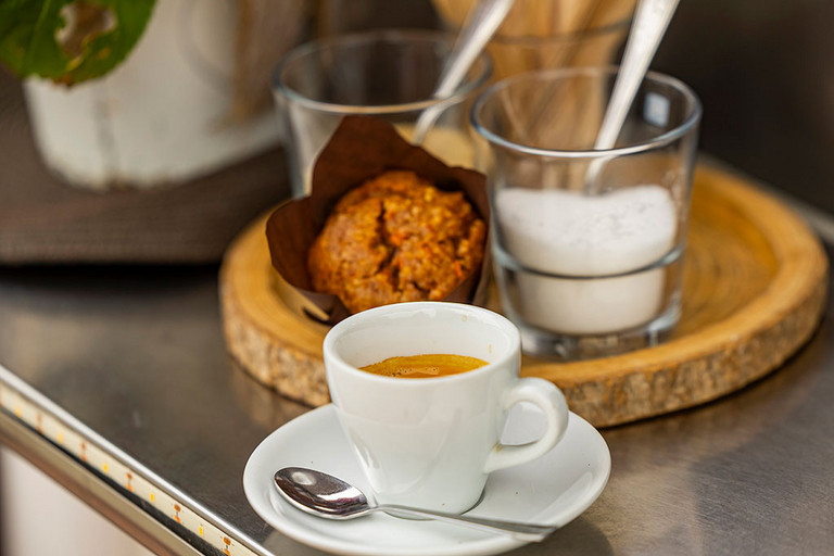 Kaffee und Muffin von Cafe Voyage auf dem Wochenmarkt an der Pauluskirche