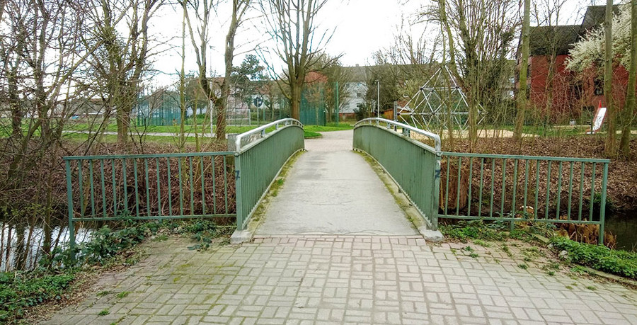 Brücke über die Alte Ahse am Dr. Johannes-Kroker-Weg von Norden aus gesehen.
