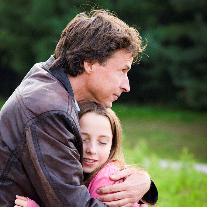 Vater umarmt seine Tochter