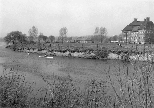 Das Bild zeigt wie Im April 1969 die Faltbootfahrer noch an einem langgezogenen Uferabbruch bei Schloss Oberwerries vorbei paddeln