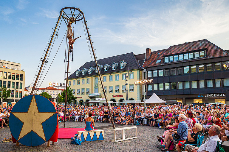 Kunstdünger auf dem Marktplatz an der Pauluskirche Kunstdünger auf dem Marktplatz an der Pauluskirche