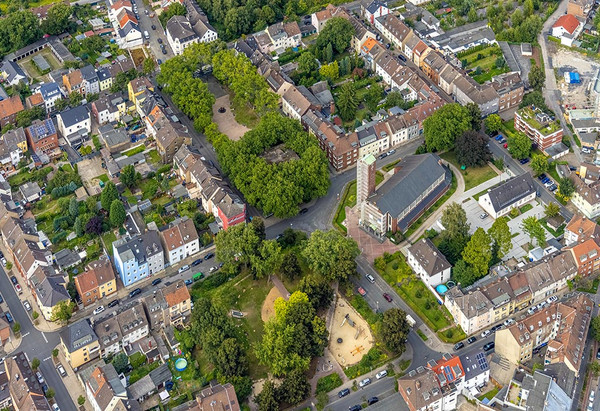 Luftaufnahme Viktoriaplatz und Spielplatz vor der St. Josefs-Kirche nach dem Umbau im August 2021 