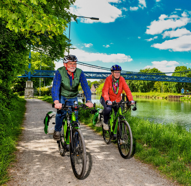 Senioren-Radlerpaar am Datteln-Hamm-Kanal