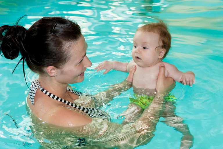 Mutter mit Baby im Schwimmbad