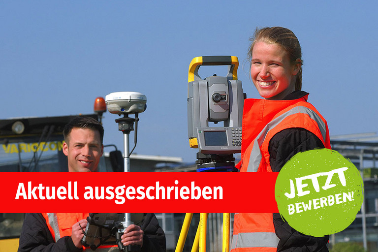 Zwei Vermessungstechniker mit einem Messger&auml;t