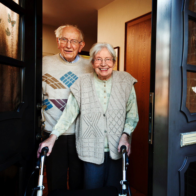 Ein Seniorenpaar öffnet Haustür