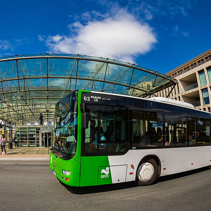 ein Bus vor der Insel - Verkehr & Touristik am Willy-Brandt-Platz