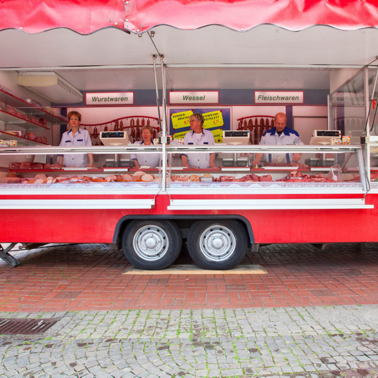 Der Stand der Metzgerei Wessel auf dem Wochenmarkt an der Pauluskirche