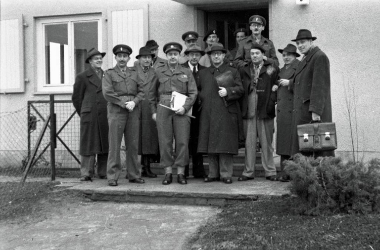 Ein Gruppe von Personen vor einem Haus im Jahre 1955