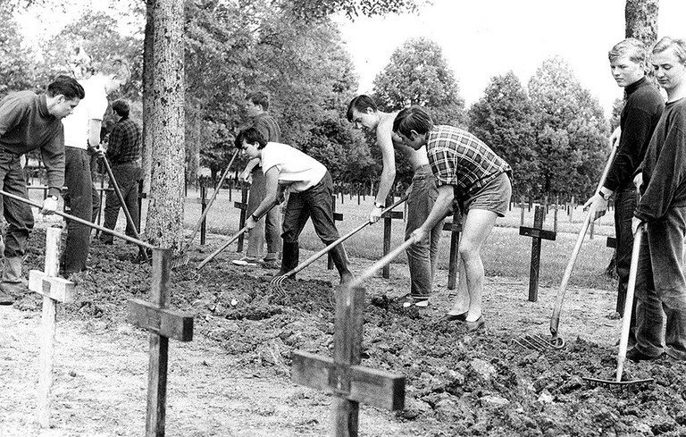 Kriegsgräberpﬂege auf dem Friedhof von Andilly durch Auszubildende der Stadt Hamm