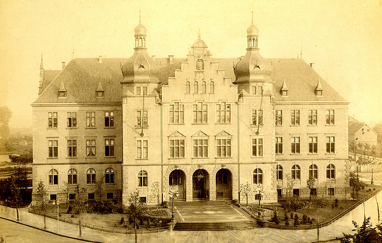 Au&szlig;enansicht des Oberlandesgerichts und Amtsgerichts Hamm am Friedrichplatz, um 1894