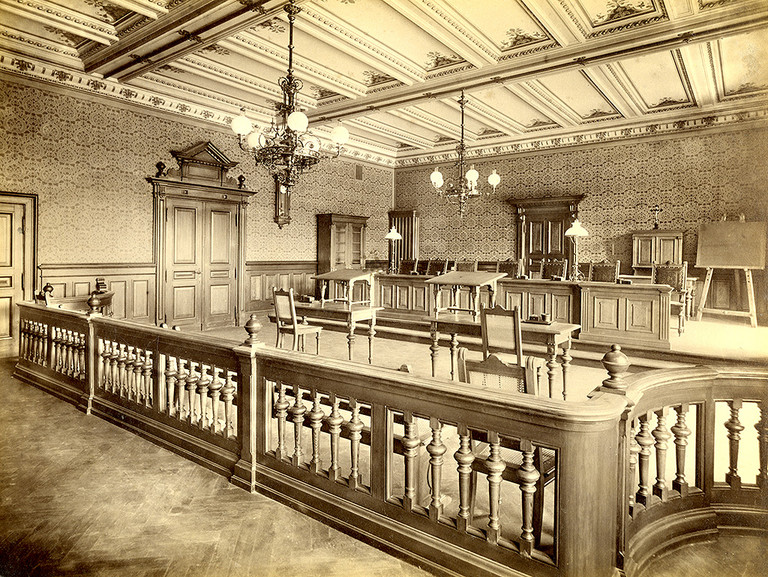 Innenansicht eines Verhandlungssaales im Gerichtsgebäude am Friedrichsplatz, um 1894 Innenansicht eines Verhandlungssaales im Gerichtsgebäude am Friedrichsplatz, um 1894