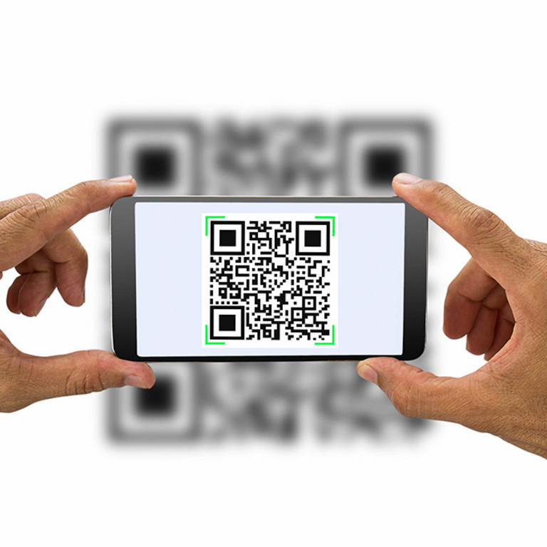 Ein Smartphone scannt einen QR-Code