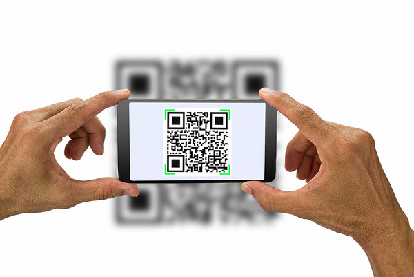 Ein Smartphone scannt einen QR-Code