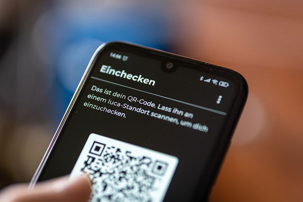 AdobeStock 421541340 Smartphone mit Luca-App