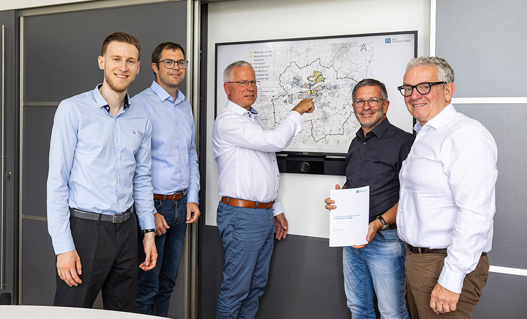 Mitarbeiter des Hamburg Institutes, Gesch&auml;ftsf&uuml;hrer der Stadtwerke Hamm Reinhard Bartsch, Oberb&uuml;rgermeister Marc Herter und Umweltdezernent Volker Burgard bei einer Pr&auml;sentation