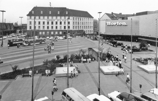 Bahnhofsvorplatz mit Busbahnhof und Hauptpost zu Beginn der 1970er-Jahre