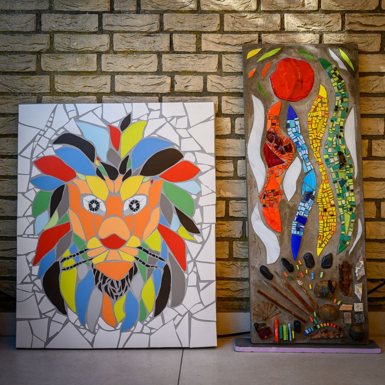 L&ouml;we und Betonmosaik 