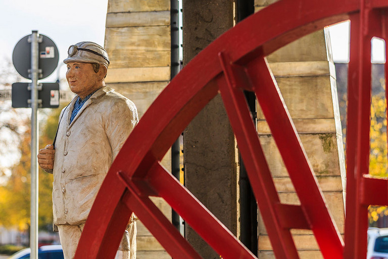 Lechner-Skulptur "Theo" der Bergmann am Wischerh&ouml;fener Marktplatz
