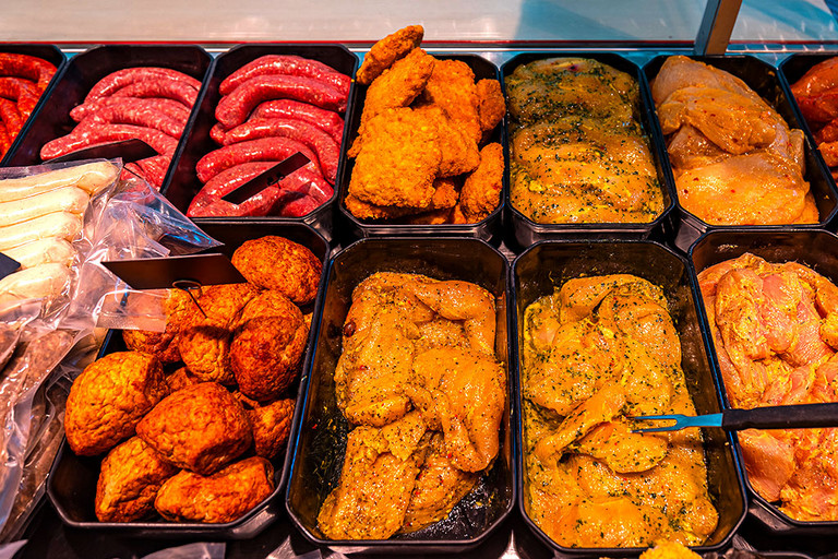 Auslage Edles Fleisch GbR auf dem Wochenmarkt an der Pauluskirche
