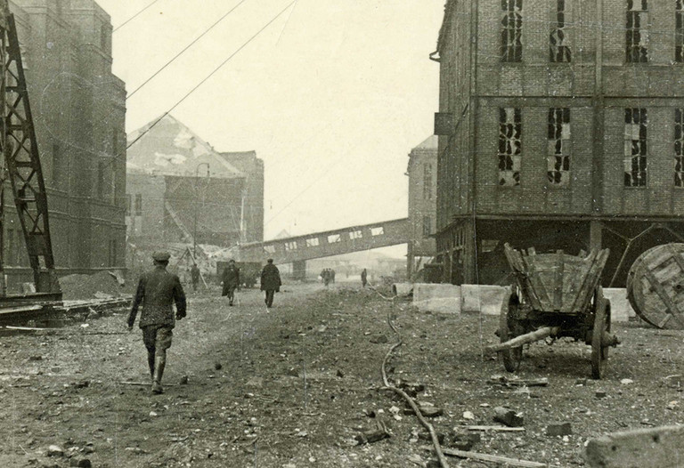 Das Gelände der Zeche Sachsen nach dem Bombenangriff vom 27. März 1945 Das Gelände der Zeche Sachsen nach dem Bombenangriff vom 27. März 1945