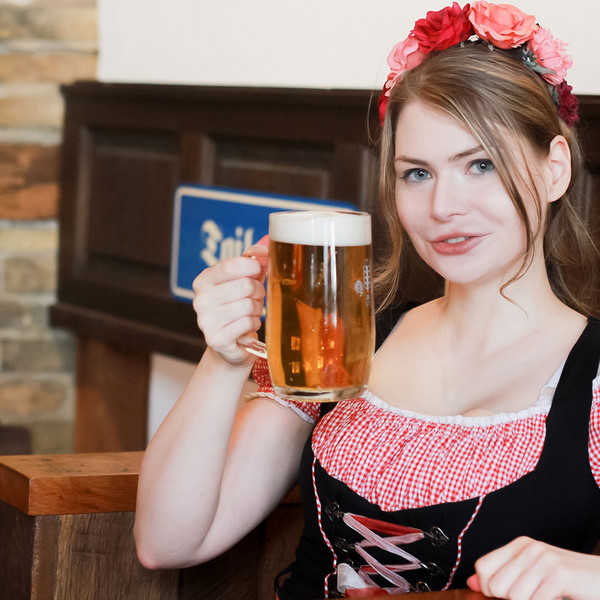Frau mit einem Humpen Bier