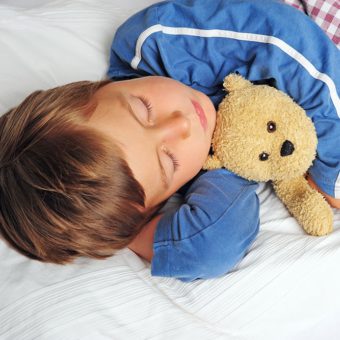 Guten Nacht - Schlafender Junge mit Teddy im Arm