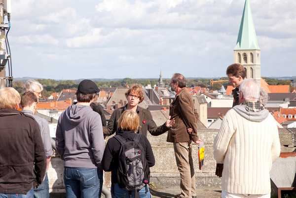 Touristen beim Stadtrundgang auf dem Dach des OLG