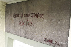 Inschrift über der Haustür des 1937 errichteten Pfarrhauses von Ernst Kalle an der Christuskirche in Hamm-Westen als klares Bekenntnis 
